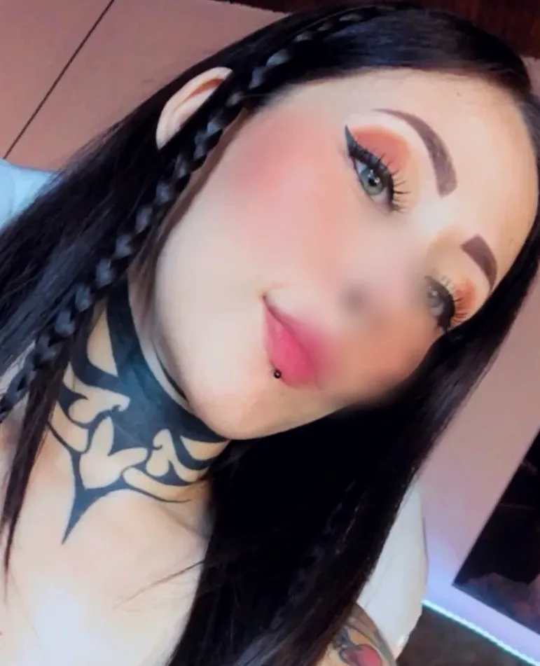 Julie, 26